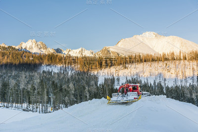 山上的红色雪地摩托