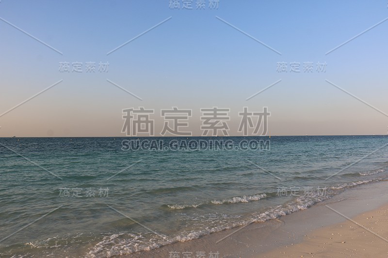 海平线，海浪在朱美拉海滩在迪拜，阿拉伯联合酋长国