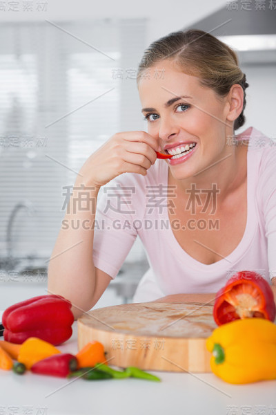 在吃蔬菜时摆姿势的美女