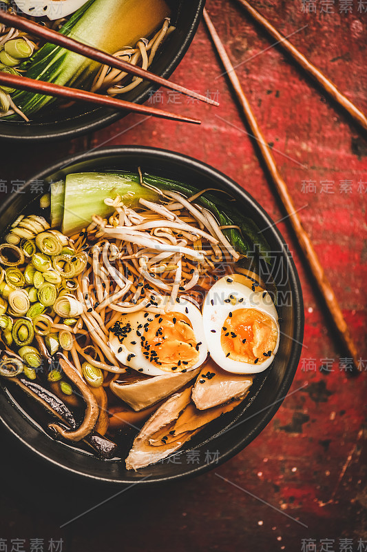 日式鸡肉香菇拉面汤，俯视图