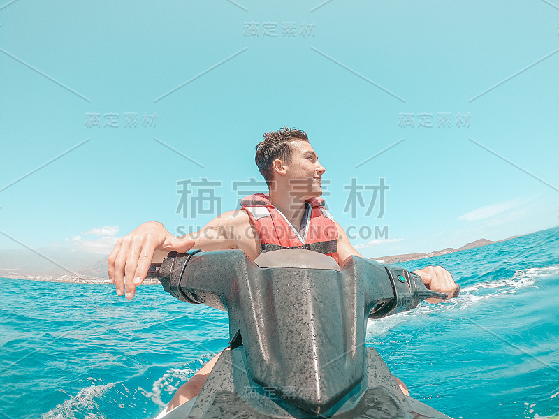 十几岁的男子享受夏天在海上有一个水上摩托艇的乐趣，单独和孤立的比赛。