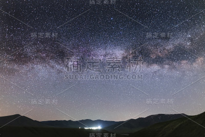 美丽的夜景，银河银河。空间背景。
