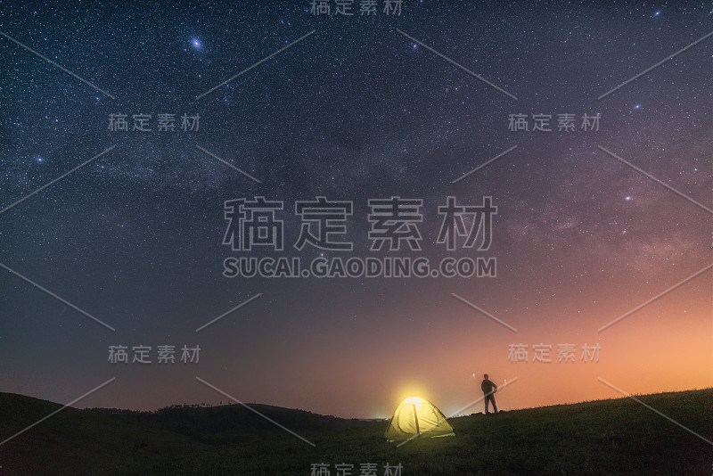 呆在星空和银河下