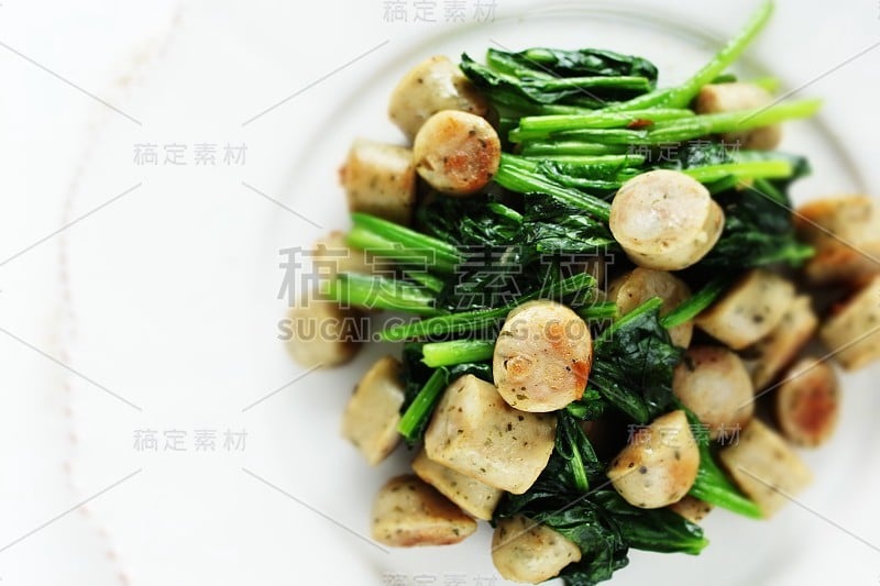 亚洲食物，草药香肠和菠菜sautéed
亚洲食物，草药香肠和菠菜sautéed
亚洲食物，草药香肠和