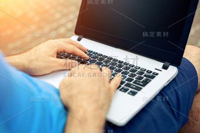 特写英俊男子的手触摸笔记本电脑的屏幕