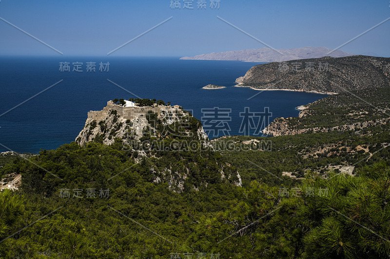 风景如画的Monolithos城堡，坐落在100米高的陡峭岩石上，俯瞰着地中海