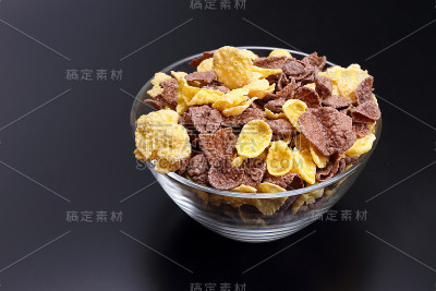 碗里的彩色玉米片