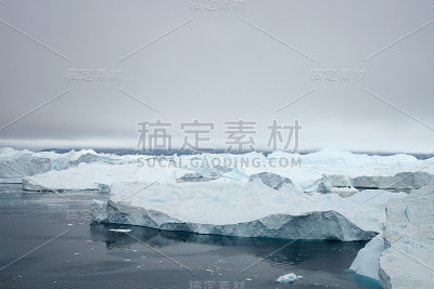格陵兰岛北冰洋上的冰山