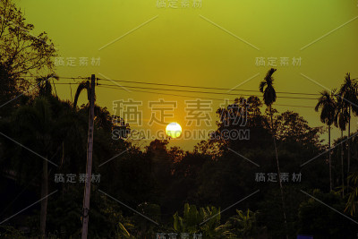 电线杆与剪影日落天空