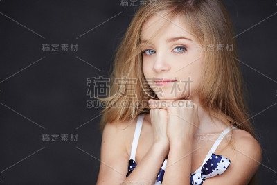 蓝眼睛金发女孩的肖像