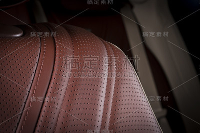 红色穿孔皮革驾驶座椅与缝线内豪华汽车内饰