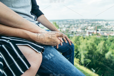情侣们牵着对方的手