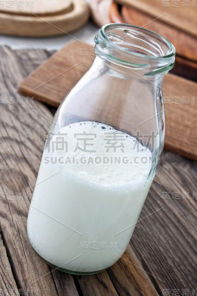 奶瓶和木制背景