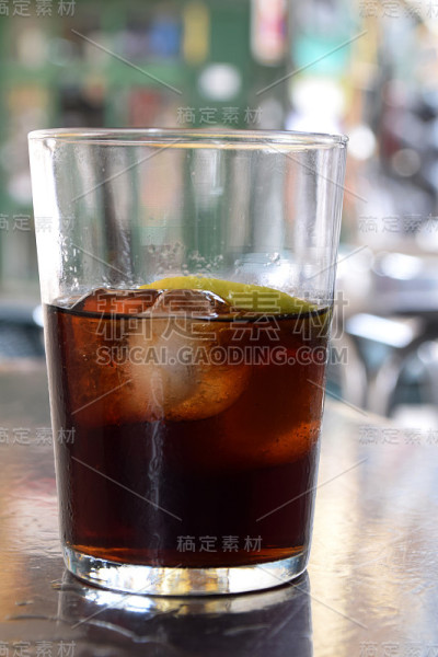 在户外餐厅和酒吧喝一杯加冰块的可乐