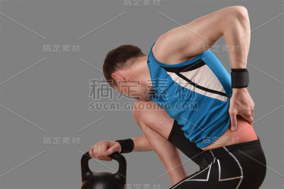 运动中的伤害。举重时背部疼痛