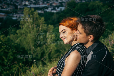 一对夫妇在山顶上约会