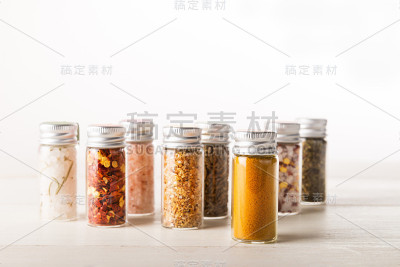 香料装在迷你瓶子里