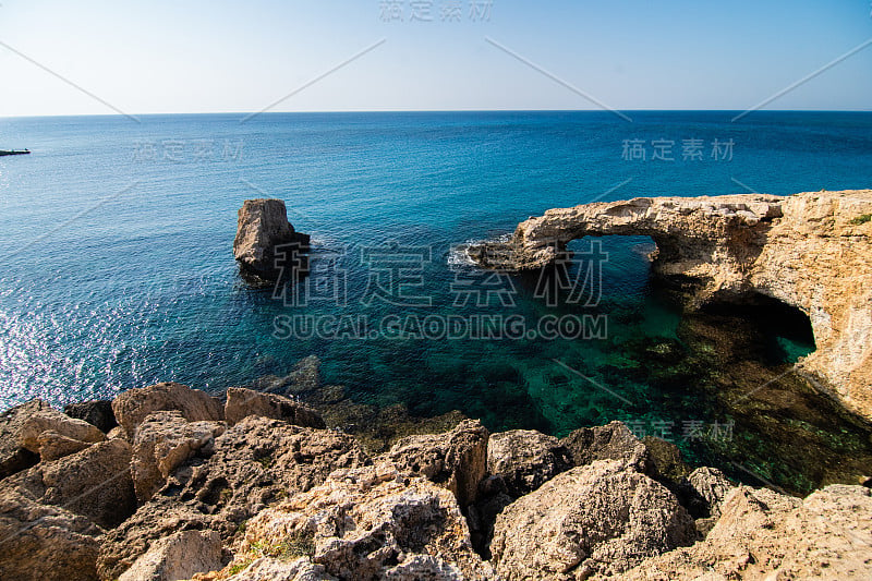 在欧洲塞浦路斯阿伊纳帕附近的天然石桥上美丽的日落。爱的桥梁。Cavo希腊。