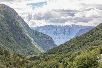 挪威山区的绿谷美景，选择性聚焦