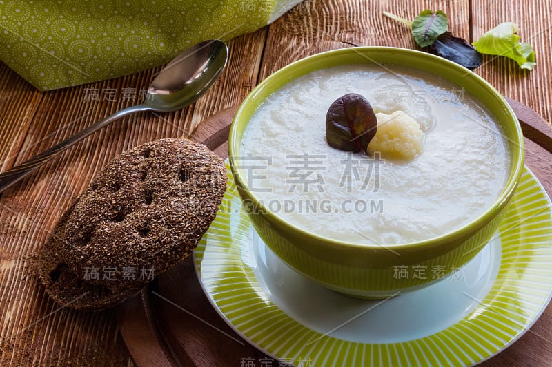 汤:花椰菜奶油汤，绿色碗，木背景。