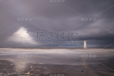 灯塔经受住了狂风暴雨的考验