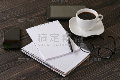 带眼镜、手机、平板电脑和一杯咖啡的记事本