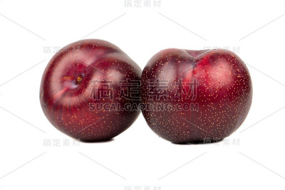 两个大的红李子