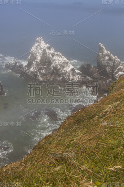 多岩石的海岸线