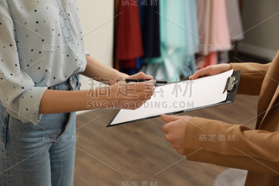 女人在服装沙龙签订租赁协议，特写