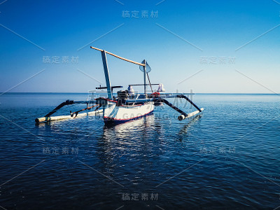 宁静的渔村海滩和传统的渔船风景