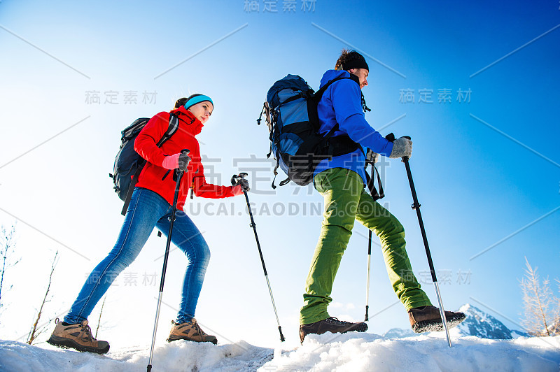 一对徒步旅行的年轻夫妇