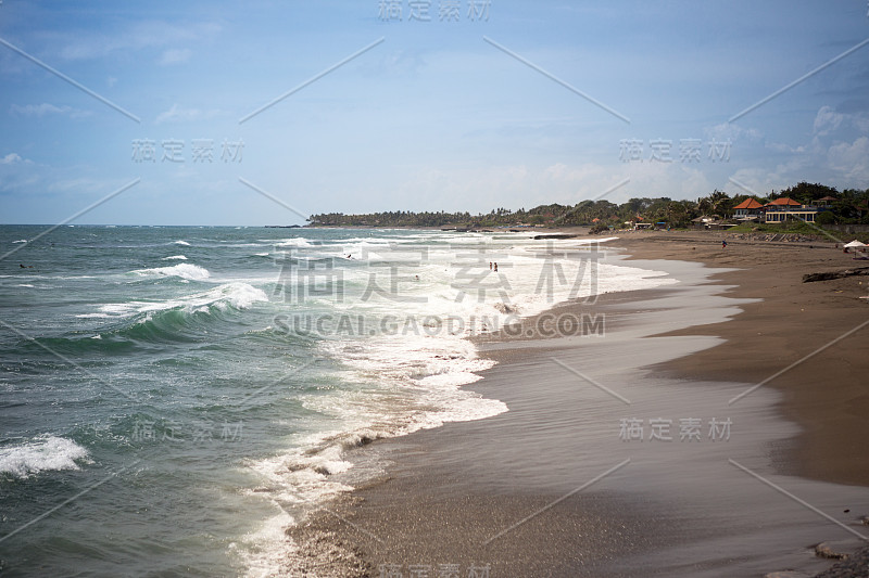 冲浪者的海滩与波浪