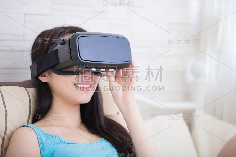 女性使用VR眼镜