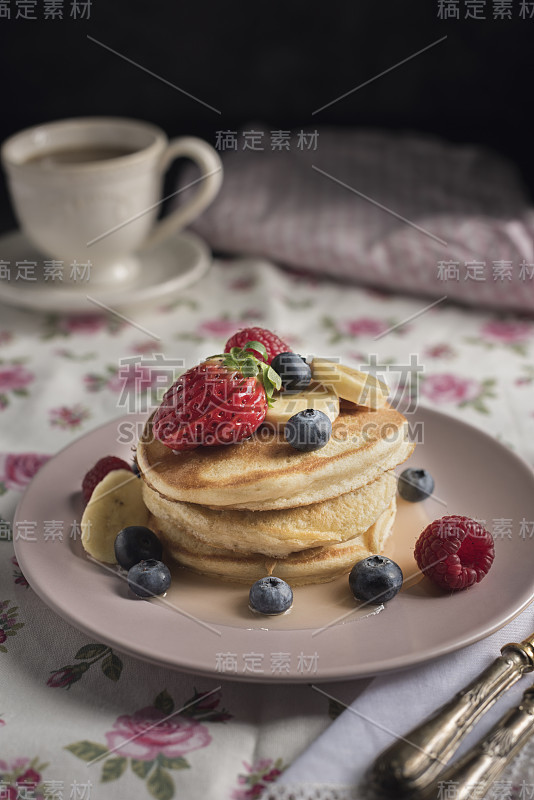 煎饼配草莓，覆盆子，蓝莓，香蕉和糖浆