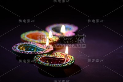 粘土灯盏在排灯节庆祝期间点燃。问候卡设计印度的光节日称为排灯节