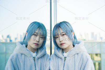 年轻女人和她的倒影
