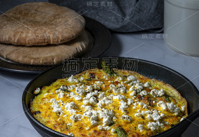 素芦笋和菲达肉馅煎蛋饼。
