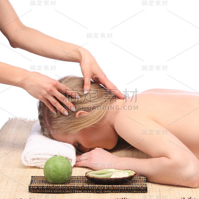 一个年轻女人在水疗室做按摩