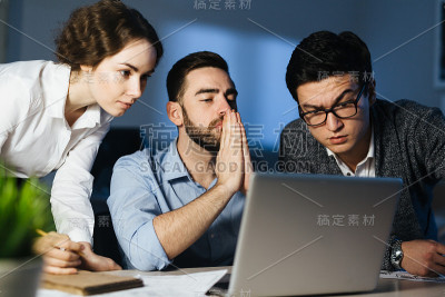 在黑暗办公室加班的同事