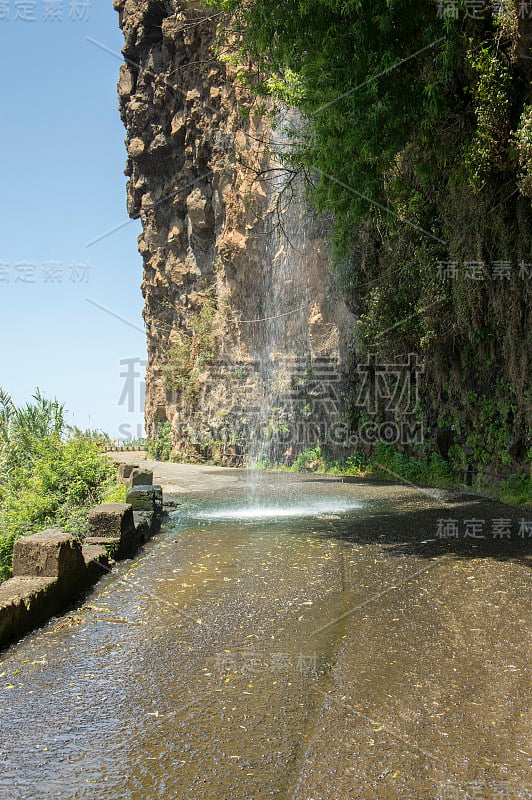 葡萄牙马德拉岛，Ponta do Sol和jarardim do Mar之间岩石悬崖边缘封闭的老路上