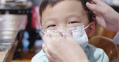 父母给孩子戴口罩