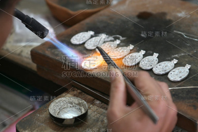 手工制作银饰