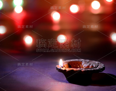 在排灯节庆祝期间点燃的粘土迪亚灯。问候卡设计印度的光节日称为排灯节