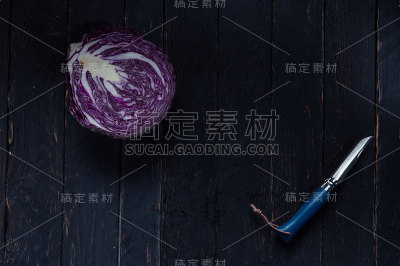 一把刀和半个卷心菜。法国刀和蓝卷心菜。