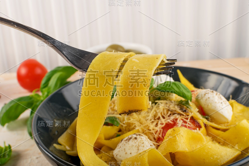 黄色意大利面，宽面条或干面条