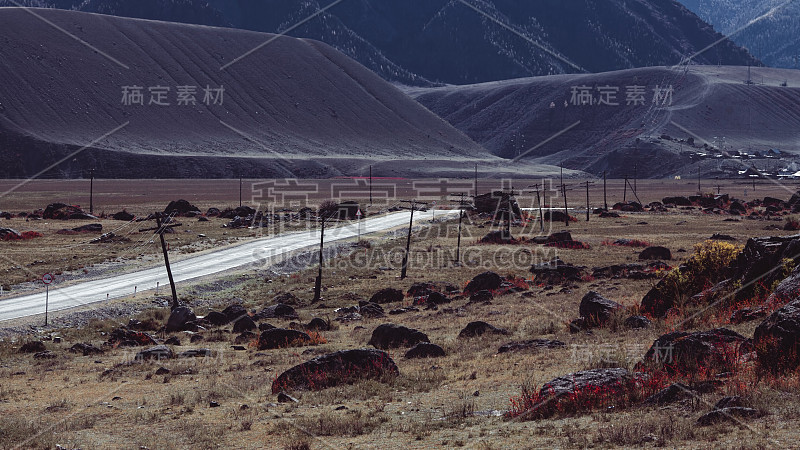 俄罗斯阿尔泰山上的高速公路。