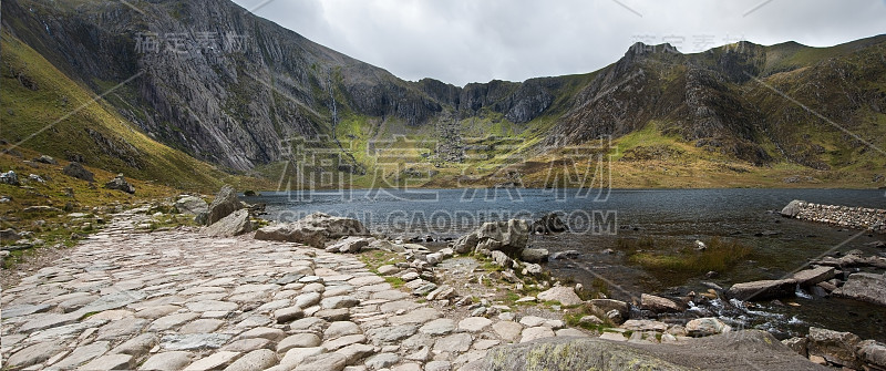 以魔鬼厨房为背景的Llyn Idwal