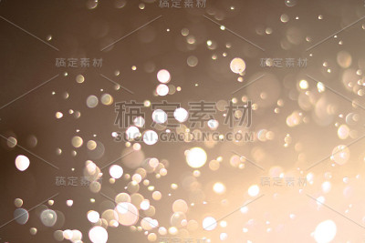 美丽的散景和模糊的金色背景。