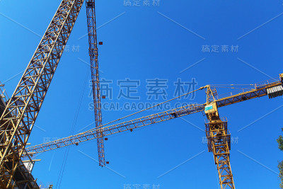 天空背景上有起重机的建筑工地