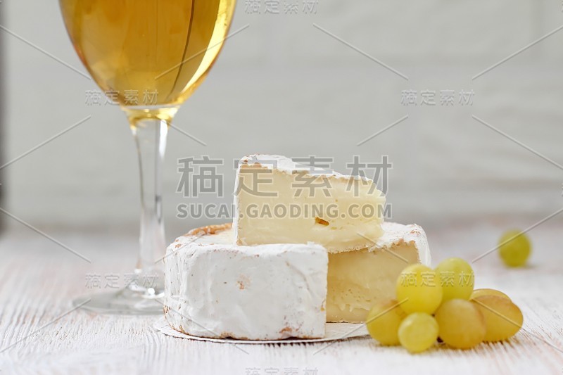 奶酪、葡萄和白葡萄酒